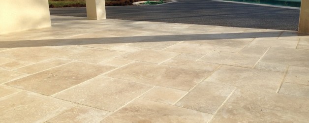 Terrasse de piscine en béton poreux et dallage travertin à sainte Gemme la plaine